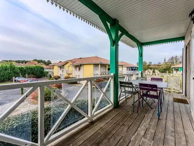 Balcon ou terrasse dans l'établissement Appartement charmant avec piscine au 1er étage, proche centre et lac, 4 personnes - FR-1-521-265