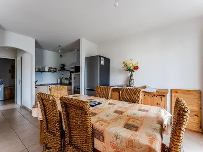 Cuisine ou kitchenette dans l'établissement Appartement charmant avec piscine au 1er étage, proche centre et lac, 4 personnes - FR-1-521-265