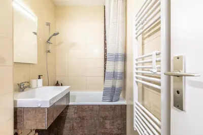 Salle de bains dans l'établissement Arlo - proche plage du Penon