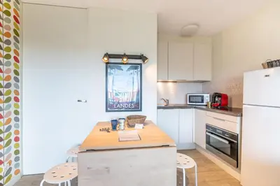 Cuisine ou kitchenette dans l'établissement Arlo - proche plage du Penon