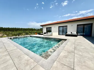 Piscine de l'établissement Villa Aurora Piscine 7 personnes ou située à proximité