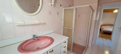 Salle de bains dans l'établissement Villa Graine des pins, 14 personnes, proche Océan