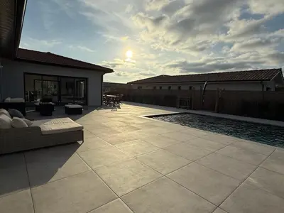 Piscine de l'établissement Villa Amara Piscine 7 personnes ou située à proximité