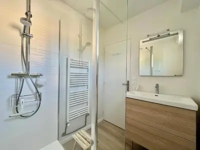 Salle de bains dans l'établissement Jolie maison de vacances 8 personnes - Piscine commune à la résidence