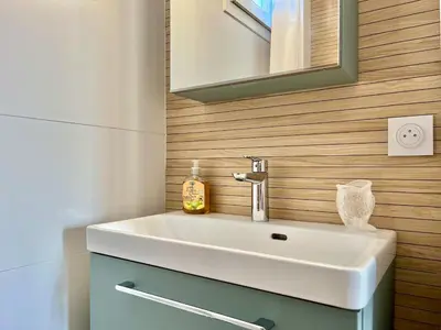 Salle de bains dans l'établissement Jolie maison de vacances 8 personnes - Piscine commune à la résidence