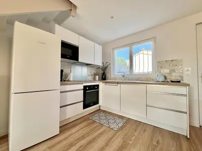 Cuisine ou kitchenette dans l'établissement Jolie maison de vacances 8 personnes - Piscine commune à la résidence