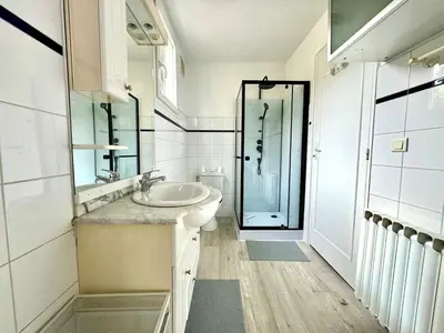 Salle de bains dans l'établissement Maison de vacances idéalement située 6pers