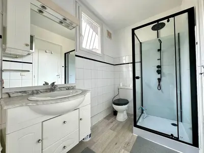 Salle de bains dans l'établissement Maison de vacances idéalement située 6pers
