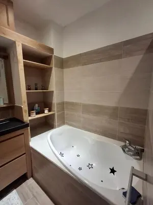 Salle de bains dans l'établissement La maison de Lau