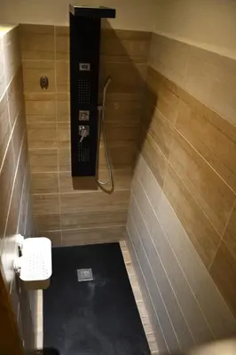 Salle de bains dans l'établissement La maison de Lau