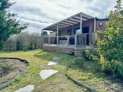 Jardin de l'établissement Chalet moderne piscine commune activités dans le domaine