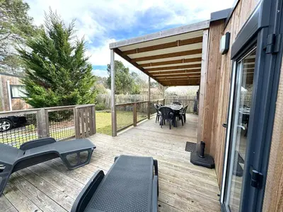 Balcon ou terrasse dans l'établissement Chalet moderne piscine commune activités dans le domaine