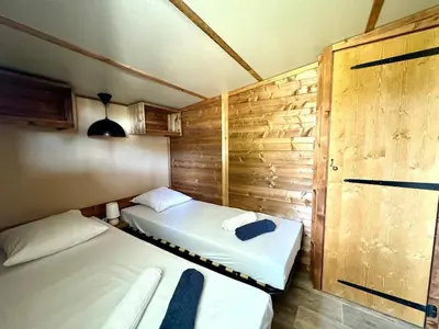 Un ou plusieurs lits dans un hébergement de l'établissement Chalet moderne piscine commune activités dans le domaine