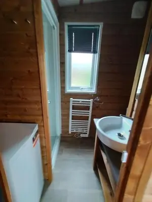 Salle de bains dans l'établissement Chalet moderne piscine commune activités dans le domaine