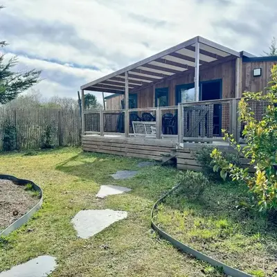 Chalet moderne piscine commune activités dans le domaine