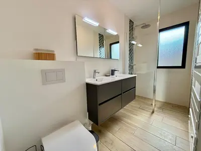 Salle de bains dans l'établissement Villa Paloma piscine chauffée 8 pers