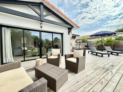 Coin salon dans l'établissement Villa Paloma piscine chauffée 8 pers