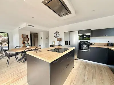 Cuisine ou kitchenette dans l'établissement Villa Paloma piscine chauffée 8 pers