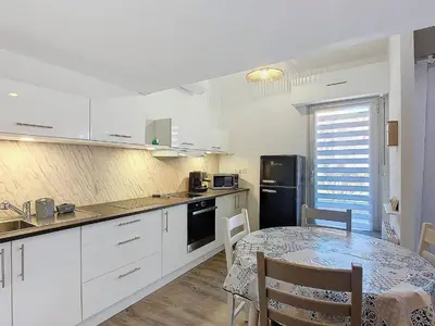 Cuisine ou kitchenette dans l'établissement T3 duplex avec terrasse dans Résidence à Vieux-Boucau, piscine saisonnière - FR-1-857-37