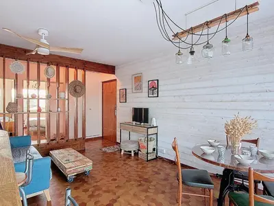 Télévision ou salle de divertissement dans l'établissement T3 proche plage avec terrasse et Wi-Fi pour 4 personnes - FR-1-857-36