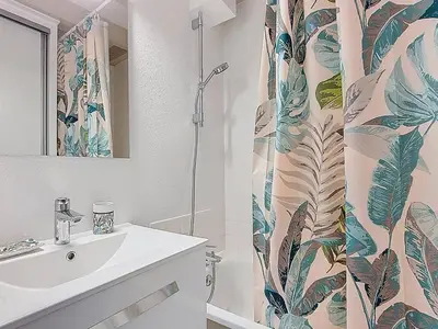 Salle de bains dans l'établissement Appartement T2 pour 6 pers avec piscine - FR-1-857-40