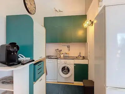 Cuisine ou kitchenette dans l'établissement Appartement T2 pour 6 pers avec piscine - FR-1-857-40