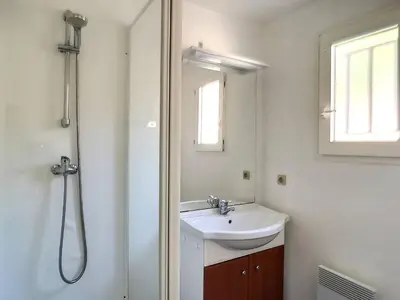 Salle de bains dans l'établissement Soustons Plage - Villa Duplex 6 pers avec terrasse - FR-1-857-32