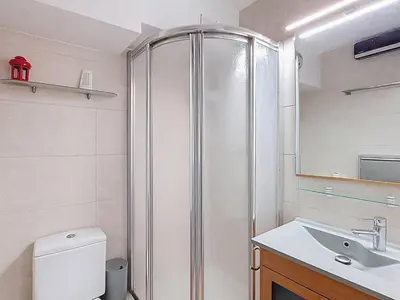 Salle de bains dans l'établissement T2 4 pers - Terrasse et animaux admis - FR-1-857-43