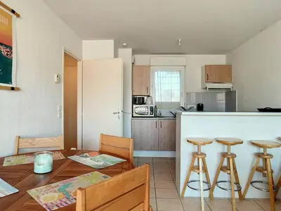 Cuisine ou kitchenette dans l'établissement Appartement cosy T2 avec balcon, animaux acceptés, parking privé - FR-1-857-31