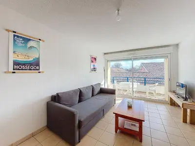 Coin salon dans l'établissement Appartement cosy T2 avec balcon, animaux acceptés, parking privé - FR-1-857-31