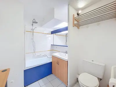 Salle de bains dans l'établissement Studio sur le golf avec accès piscine, 4 couchages à Moliets - FR-1-857-39