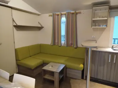 Coin salon dans l'établissement Mobil-home 6 places dans camping 4 étoiles