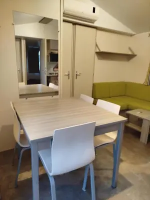 Coin salon dans l'établissement Mobil-home 6 places dans camping 4 étoiles