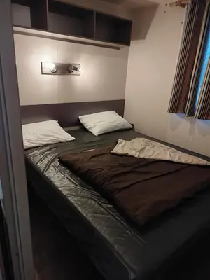 Un ou plusieurs lits dans un hébergement de l'établissement Mobil-home 6 places dans camping 4 étoiles