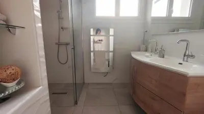 Salle de bains dans l'établissement Cosy Orchidée - Villa Élégance, Piscine & Pyrénées 