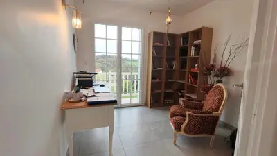 Télévision ou salle de divertissement dans l'établissement Cosy Orchidée - Villa Élégance, Piscine & Pyrénées 