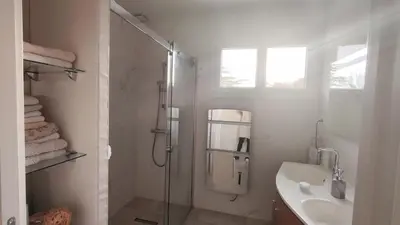 Salle de bains dans l'établissement Cosy Orchidée - Villa Élégance, Piscine & Pyrénées 