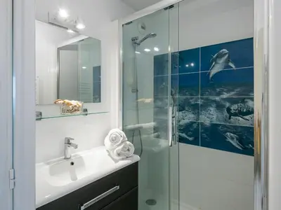 Salle de bains dans l'établissement Apartment Les Hauts de la Corniche by Interhome