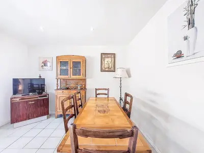 Télévision ou salle de divertissement dans l'établissement Holiday Home Laplace by Interhome