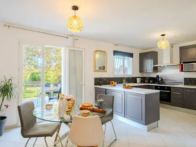 Cuisine ou kitchenette dans l'établissement Holiday Home Vaccine-2 by Interhome