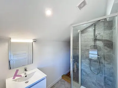 Salle de bains dans l'établissement Villa spacieuse à Vieux-Boucau, 5 chambres, parking, animaux acceptés - FR-1-857-48