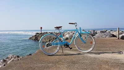Vélo sur le terrain de l'établissement maison des muriers au calme ou dans les environs