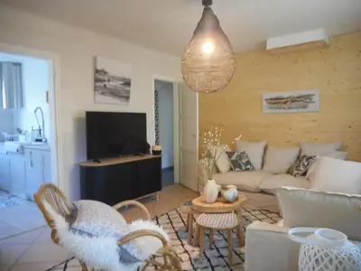 Télévision ou salle de divertissement dans l'établissement maison des muriers au calme