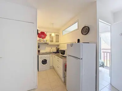 Cuisine ou kitchenette dans l'établissement Appartement T2 avec Piscine à Vieux-Boucau - FR-1-857-52