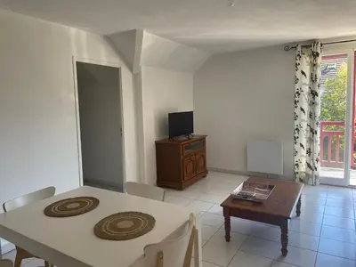 Télévision ou salle de divertissement dans l'établissement Appartement lumineux avec terrasse et parking à 5 min du centre ville