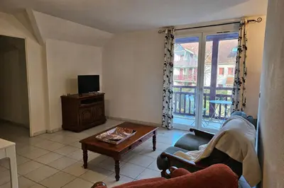 Télévision ou salle de divertissement dans l'établissement Appartement lumineux avec terrasse et parking à 5 min du centre ville