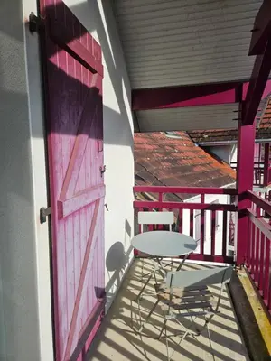 Balcon ou terrasse dans l'établissement Appartement lumineux avec terrasse et parking à 5 min du centre ville