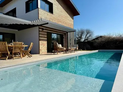 Piscine de l'établissement Villa piscine pour 8 personnes proche Arcachon ou située à proximité
