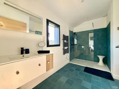 Salle de bains dans l'établissement Villa piscine pour 8 personnes proche Arcachon