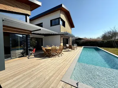 Piscine de l'établissement Villa piscine pour 8 personnes proche Arcachon ou située à proximité